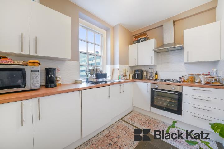 Bright and airy two bedroom flat with central location. Page Street, Westminster / Pimlico